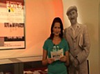 Bild: Christine Hackenbuchner mit Stefan Zweig-Figur